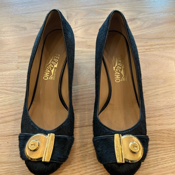 Salvatore Ferragamo Fiamma Black Women's Shoes with gold key lock pump size 10 - Picture 2 of 10